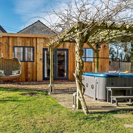 Wisteria View With Hottub & Cabin Sleeps 20 Chippenham  Exteriér fotografie