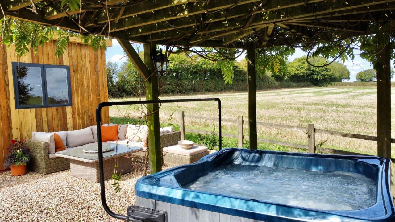 Wisteria View With Hottub & Cabin Sleeps 20 Chippenham  Exteriér fotografie