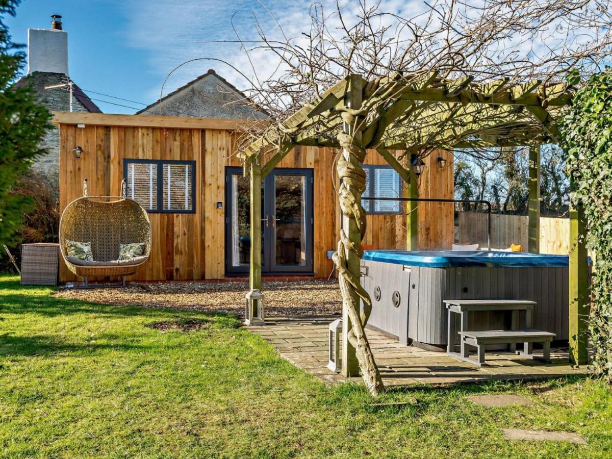 Wisteria View With Hottub & Cabin Sleeps 20 Chippenham  Exteriér fotografie