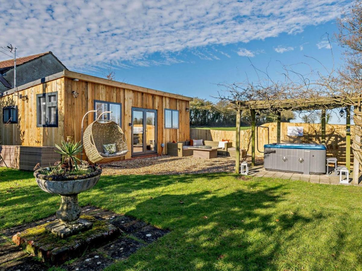 Wisteria View With Hottub & Cabin Sleeps 20 Chippenham  Exteriér fotografie