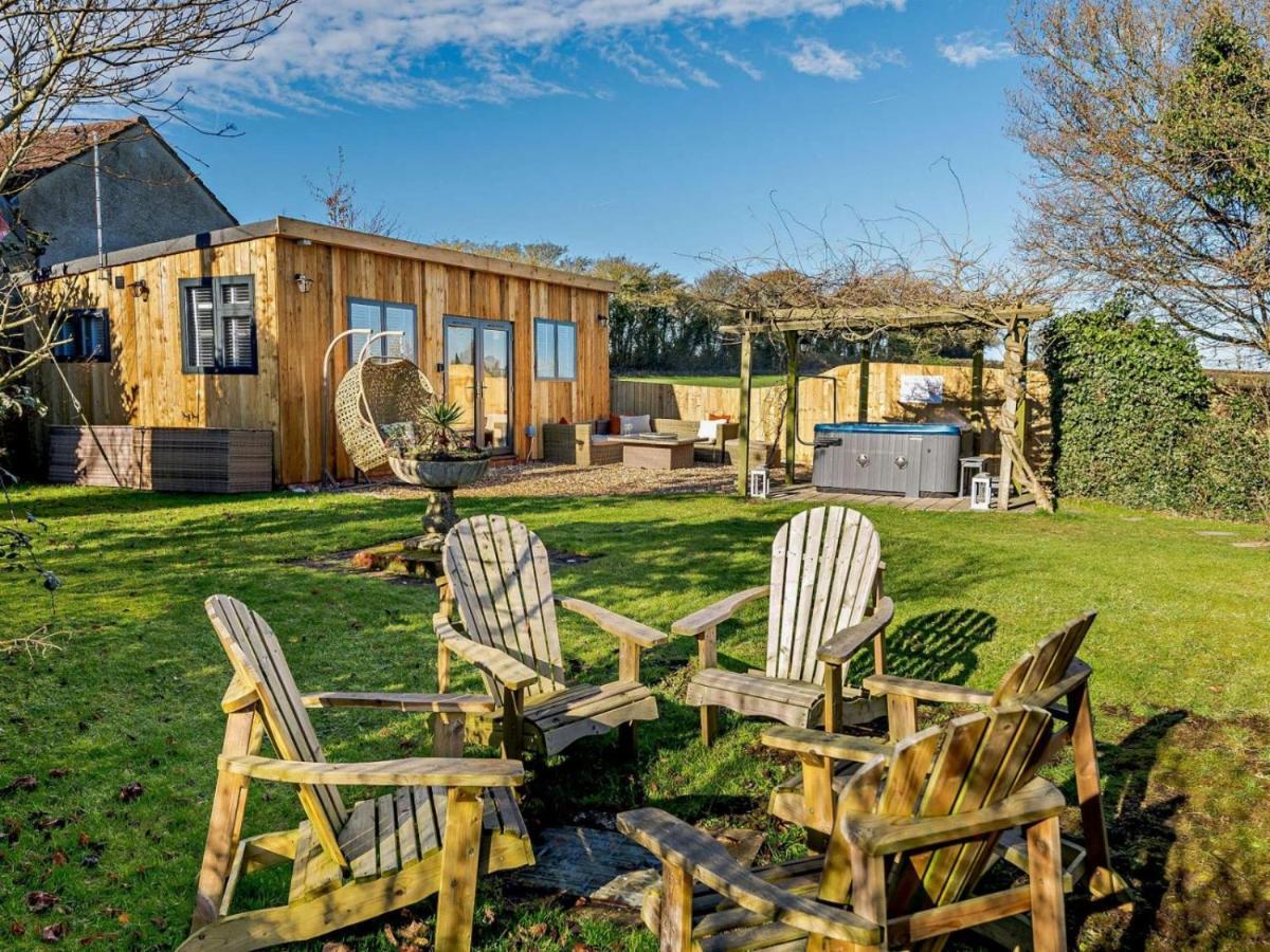 Wisteria View With Hottub & Cabin Sleeps 20 Chippenham  Exteriér fotografie
